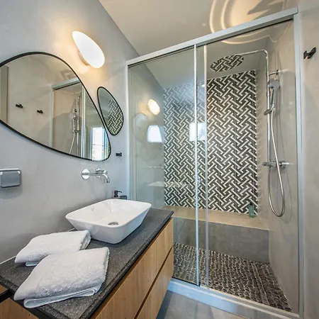 Nelia Apartment *